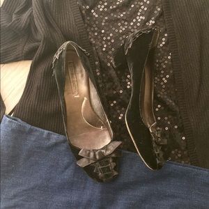 BCBG MAXAZRIA BLACK VELVET SHORT HEELS